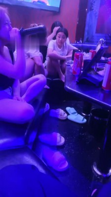 【古月安妮】群女王聚会-KTV裸足踩狗【双视角版】 艾彩调教库 第9张