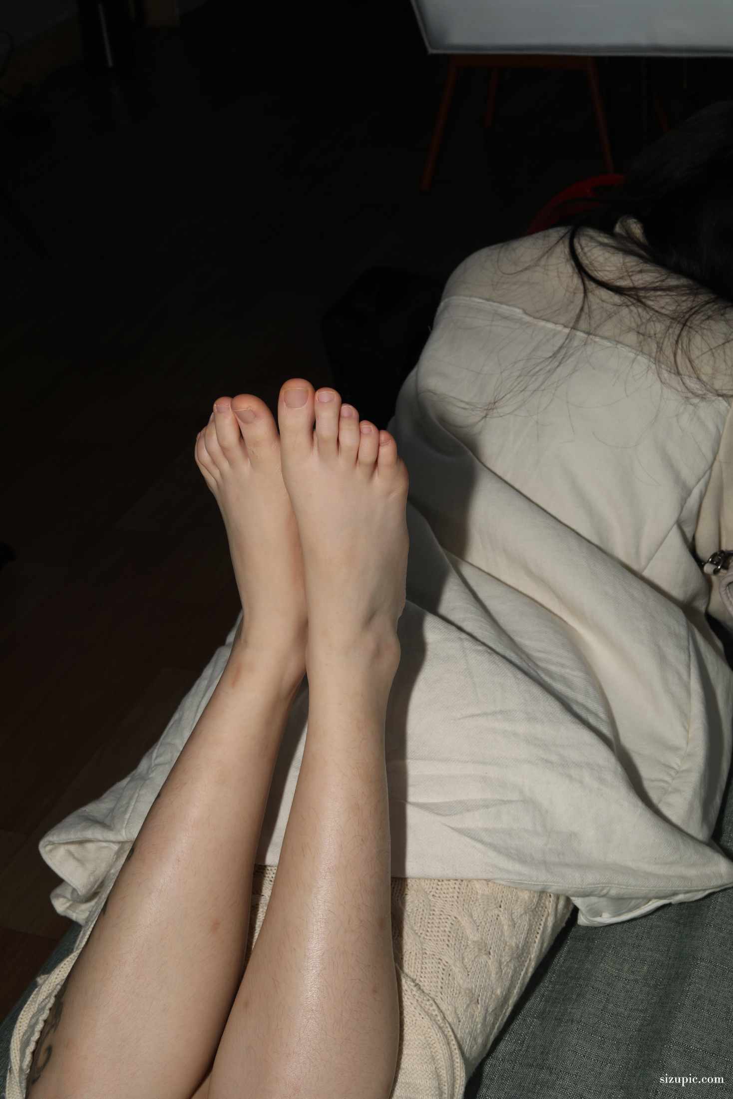 [Pary学生模拍]046 大美女琪琪脚底大餐，近距离脚底特写，汗腺清晰可见-HD绳艺资源网