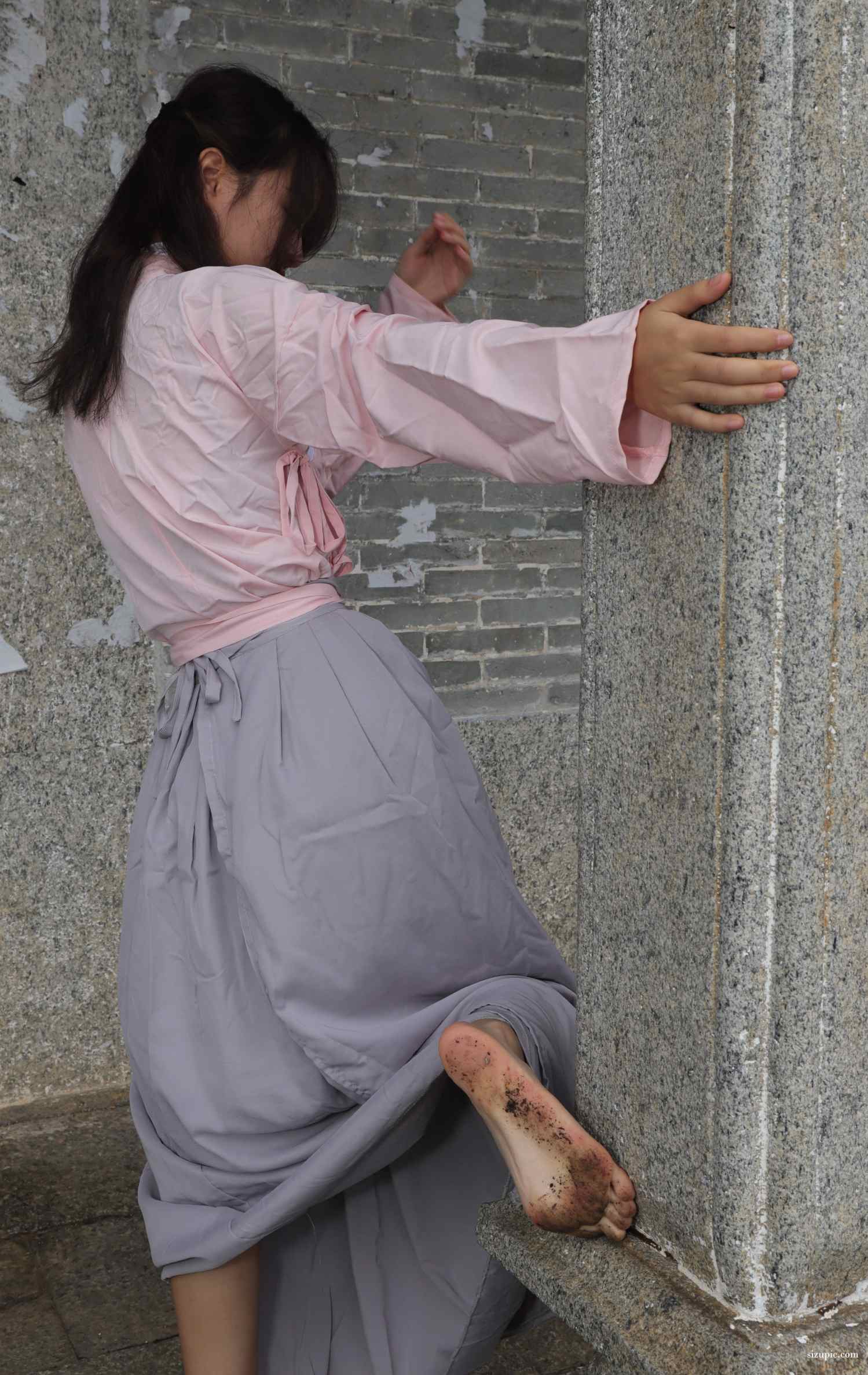 [Pary学生模拍]017 小淇穿上汉服赤脚游玩古镇-HD绳艺资源网