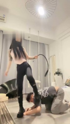【伊楠】车模女神暴力踢踹贱奴【完整版】 套路资料库 第7张