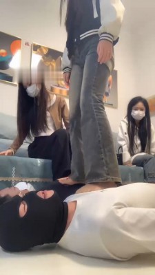 【精神小妹】3素人学生主-深夜裸足踩狗-HD绳艺资源网
