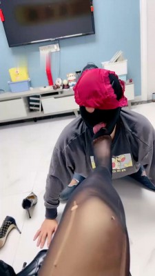 【伊兮夫妻】高跟靴轮流踢踹/吃口水深喉/内裤套头-HD绳艺资源网