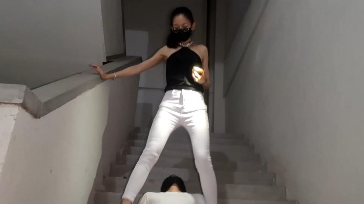 广州小鱼主人高跟楼道室内紧身裤高跟超羞辱钻胯-HD绳艺资源网
