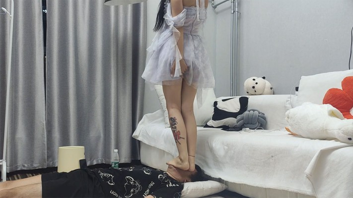 美少女茜茜脚耳光狂抽/全体重踩脸/脚深喉/脚虐舌 套路资料库 第10张