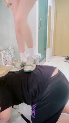 【Rina】运动鞋白棉袜踩踏虐乳-HD绳艺资源网
