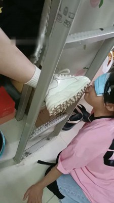 【爱可呀】学姐寝室伺候-胯下辱/舔鞋底/舌头洗脚/吃浓痰面包 bf33332-HD绳艺资源网