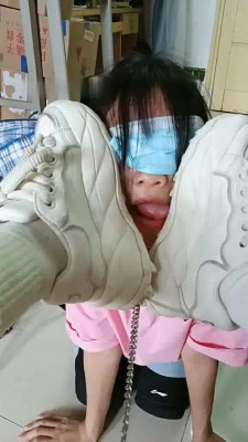 【爱可呀】学姐寝室伺候-胯下辱/舔鞋底/舌头洗脚/吃浓痰面包 bf33332 网友原创 第2张