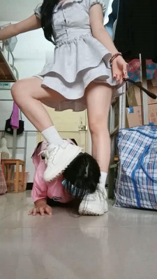 【爱可呀】学姐寝室伺候-胯下辱/舔鞋底/舌头洗脚/吃浓痰面包 bf33332 网友原创 第5张