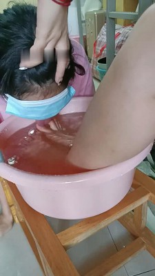 【爱可呀】学姐寝室伺候-胯下辱/舔鞋底/舌头洗脚/吃浓痰面包 bf33332 网友原创 第8张