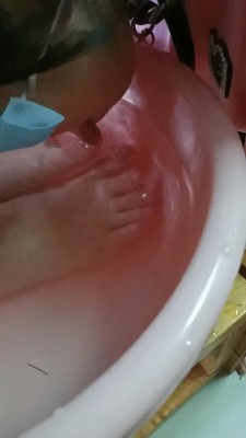 【爱可呀】学姐寝室伺候-胯下辱/舔鞋底/舌头洗脚/吃浓痰面包 bf33332 网友原创 第10张