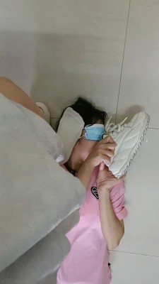 【爱可呀】学姐寝室伺候-胯下辱/舔鞋底/舌头洗脚/吃浓痰面包 bf33332 网友原创 第11张