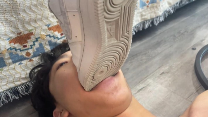【00后小彤工作室】130斤女主狂踩90斤毯子，插嘴舔鞋胸口刮痧 YC-231003-6 网友原创 第11张