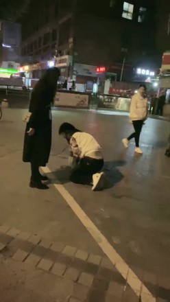 诺曦S热搜户外遛狗引围观当着群众语言羞辱辱骂史上最刺激 网友原创 第14张