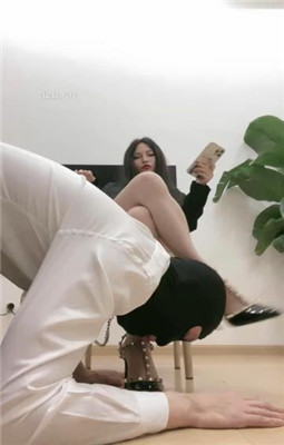 【甜一】铆钉高跟肉丝跪舔/虐乳-HD绳艺资源网