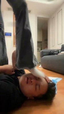【暴力美学】鞋底耳光/电棍虐打/转胯/全体重踩/白袜脚喂食 网友原创 第13张