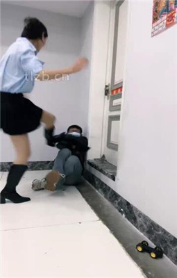 【孤傲女帝】暴力踩手/打断戒尺/碾压狗爪/打手心-HD绳艺资源网
