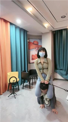 【鱼糯糯】双S-吊绑贱奴疯狂虐打/揪耳骑脖/转胯/耳光裸足插嘴 bf36947 网友原创 第15张