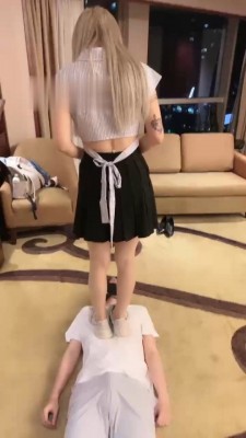 【梦樱】运动鞋白袜气味羞辱/全体重踩/脚踩喂食/提档 bf30742 网友原创 第3张