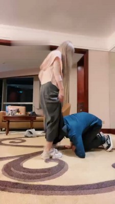 【梦樱】提档/小白鞋船袜辱/狗链遛狗/骑脖/高跟踩踏/坐脸窒息 bf30608 网友原创 第5张