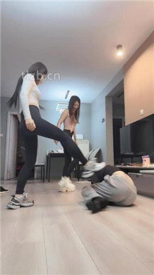 【伊楠】双S-运动鞋踩踏踢踹/耳光/脚下喂食/吃棉袜【双视角版】 bf36225 网友原创 第5张