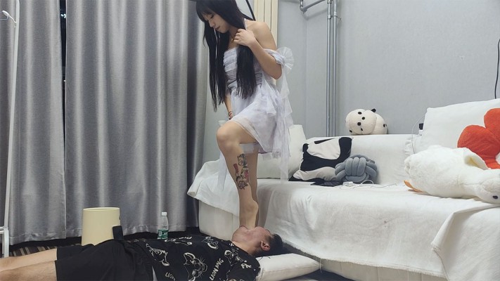 美少女茜茜脚耳光狂抽/全体重踩脸/脚深喉/脚虐舌 YC-230921-7 网友原创 第11张