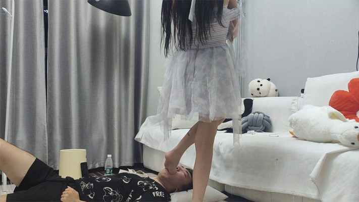 美少女茜茜脚耳光狂抽/全体重踩脸/脚深喉/脚虐舌 YC-230921-7 网友原创 第16张