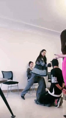 【宸宸】带素人入圈-反绑群殴-耳光虐乳/踢裆暴踹【完整版】 bf33413 网友原创 第3张