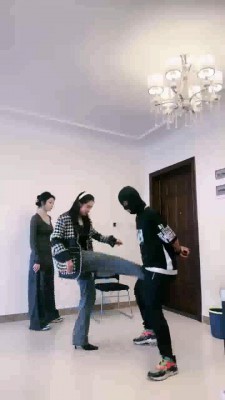 【宸宸】带素人入圈-反绑群殴-耳光虐乳/踢裆暴踹【完整版】 bf33413 网友原创 第6张