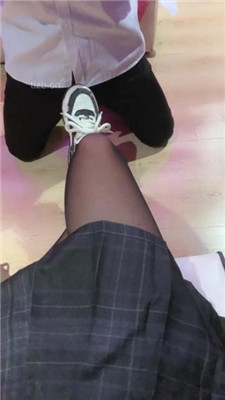 【于于鱼】高跟踩踏碾压-狗链拴狗-舔运动鞋黑丝高跟-HD绳艺资源网
