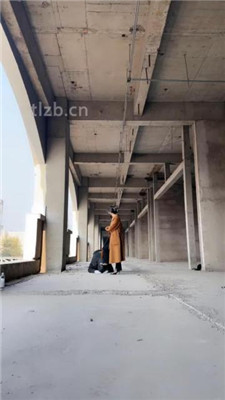【辣姐】户外荒地遛狗-藤条抽/舔泥巴脏鞋底/骑马-HD绳艺资源网