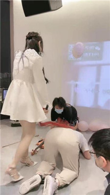 【时安】劲爆群调-男女奴跪拜/踩狗爪/鞭打舔脏鞋/一桶圣水 网友原创 第4张