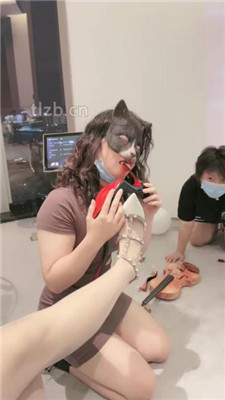 【时安】劲爆群调-男女奴跪拜/踩狗爪/鞭打舔脏鞋/一桶圣水 网友原创 第5张