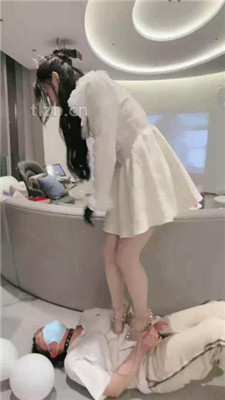 【时安】劲爆群调-男女奴跪拜/踩狗爪/鞭打舔脏鞋/一桶圣水 网友原创 第7张