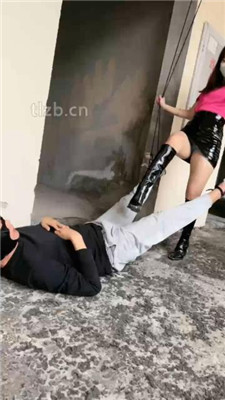 【草莓奶昔】户外荒地吊绑-长靴重度提档 艾彩调教库 第2张