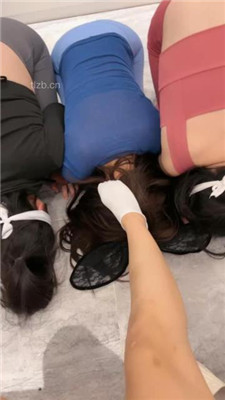 【橙宝】3母畜群虐-奴下奴/白袜踩踏/掐脖/转胯-HD绳艺资源网