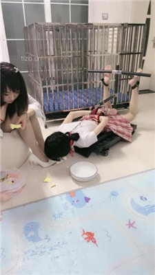 【狠欣人】母畜-脚喂食-反绑囚禁-鞭打虐-狗笼舔脚 网友原创 第4张
