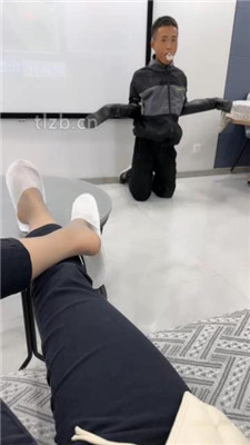 【辣姐】嘴塞袜子物化狗奴/踩踏喂食/喝洗脚水-HD绳艺资源网