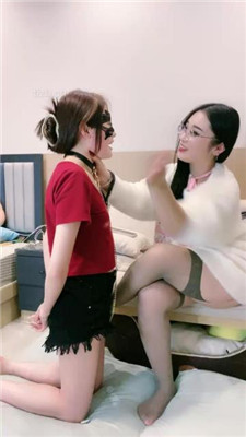 【小羊】母畜-掐脖窒息/抽耳光/跪舔灰丝脚-HD绳艺资源网