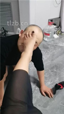 【冷御女王】老狗下跪舔主人裸足-HD绳艺资源网