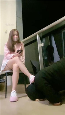 【小软】艺校女神-运动鞋黑棉袜踩踏喂食/吃袜子/喝口水圣水 网友原创 第8张