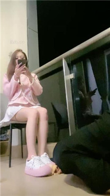 【小软】艺校女神-运动鞋黑棉袜踩踏喂食/吃袜子/喝口水圣水 网友原创 第11张