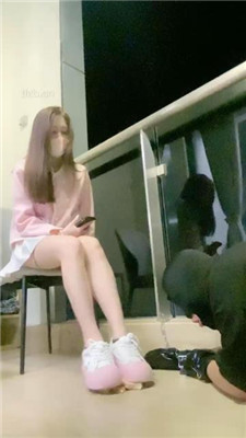 【小软】艺校女神-运动鞋黑棉袜踩踏喂食/吃袜子/喝口水圣水 网友原创 第13张