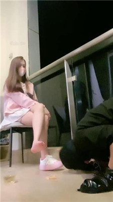 【小软】艺校女神-运动鞋黑棉袜踩踏喂食/吃袜子/喝口水圣水 网友原创 第20张