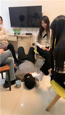 【精神小妹】3素人S-运动鞋棉袜裸足踩踏喂食-HD绳艺资源网