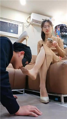 【嘉妮】揪耳朵/闻舔高跟肉丝美腿/伺候沐足【双视角版】 网友原创 第2张