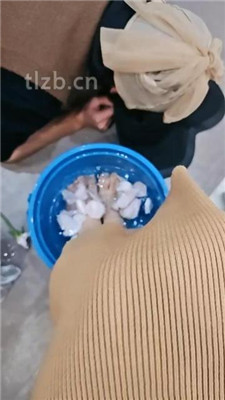 【嘉妮】揪耳朵/闻舔高跟肉丝美腿/伺候沐足【双视角版】 网友原创 第17张