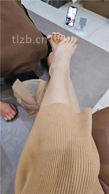 【嘉妮】揪耳朵/闻舔高跟肉丝美腿/伺候沐足【双视角版】 网友原创 第18张