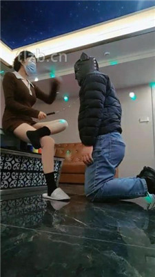 【梓晨】澳门KTV虐狗-骑脖转胯/黑棉袜捂脸/踩踏/喂口水 网友原创 第7张