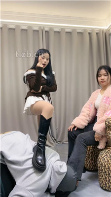 【伊诺】带闺蜜调狗-骑马转胯/踩踏/强制闻鞋/舔白袜脚 网友原创 第17张