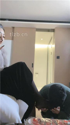 【小月牙】狗链拴丧家之犬-虐乳/藤条抽/闻舔高跟/卫生巾辱 网友原创 第2张